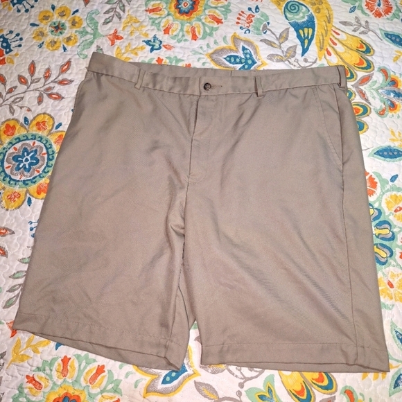 Greg Norman men's shorts in a size 40. They're in like new condition. - Picture 1 of 4
